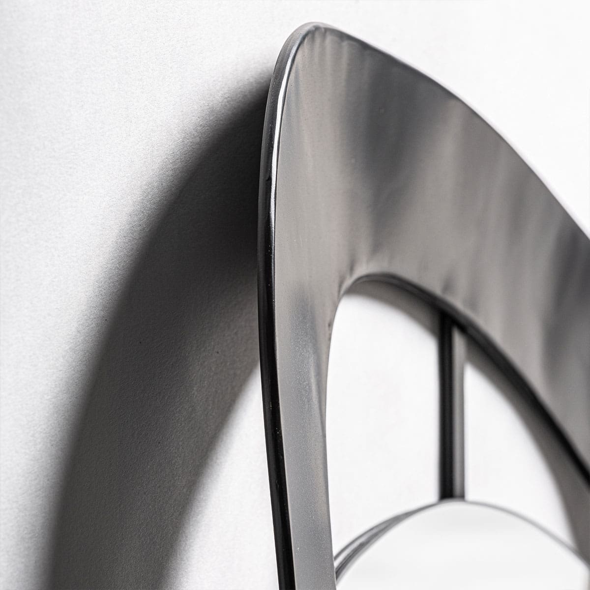 Miroir en metal noir forme organique
