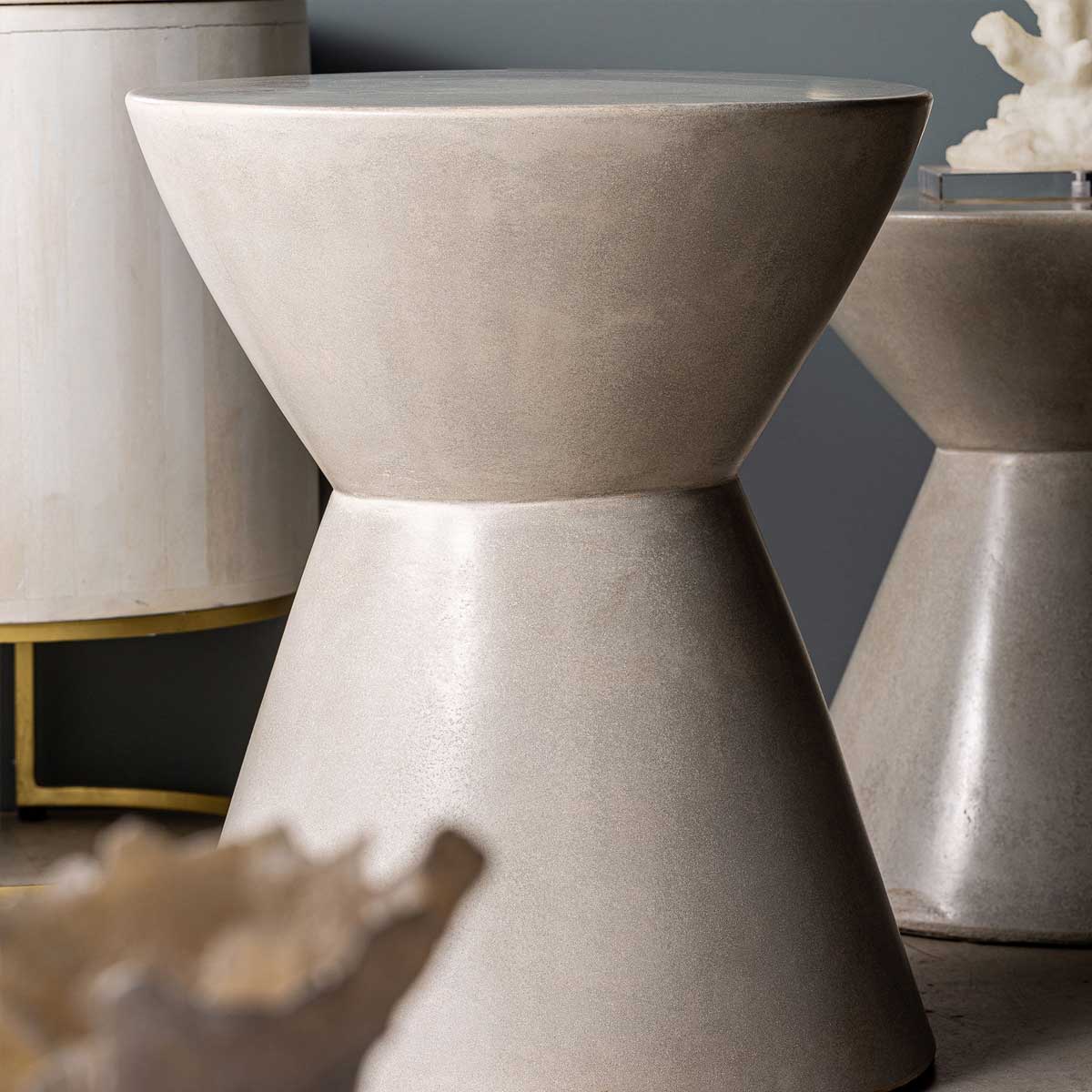 Table basse sablier en ciment gris