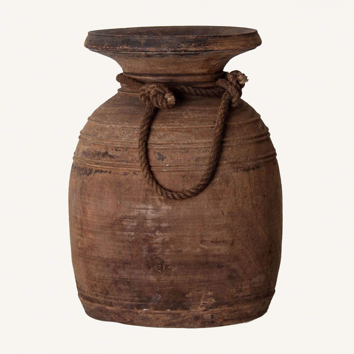 Vase vieilli en bois massif avec corde