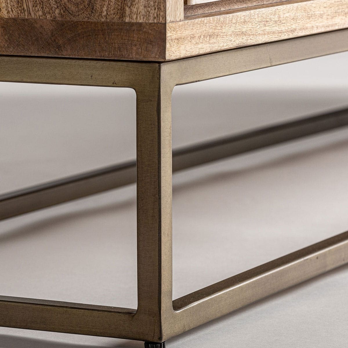 buffet reposant sur socle doré