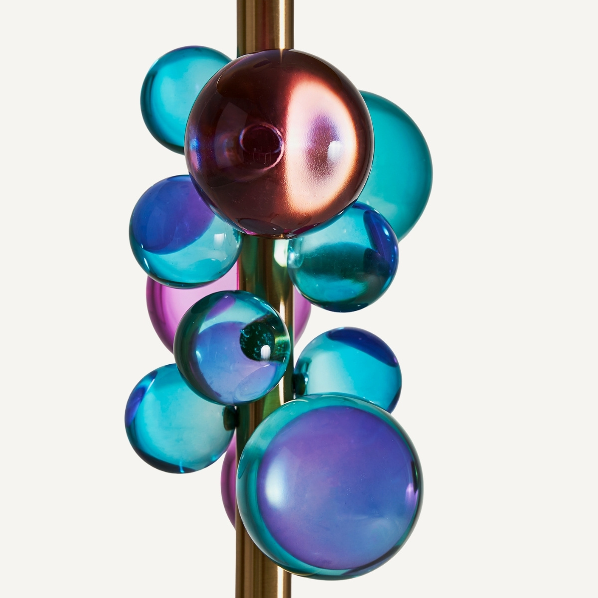 Lampadaire en métal doré et boules en verre MELINA – Image 4