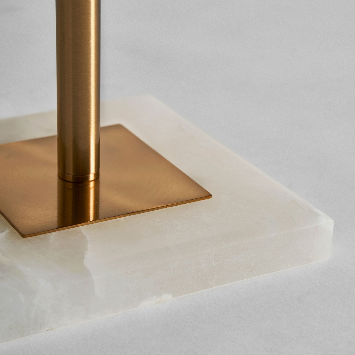 Lampadaire en métal doré et boules en verre MELINA – Image 5