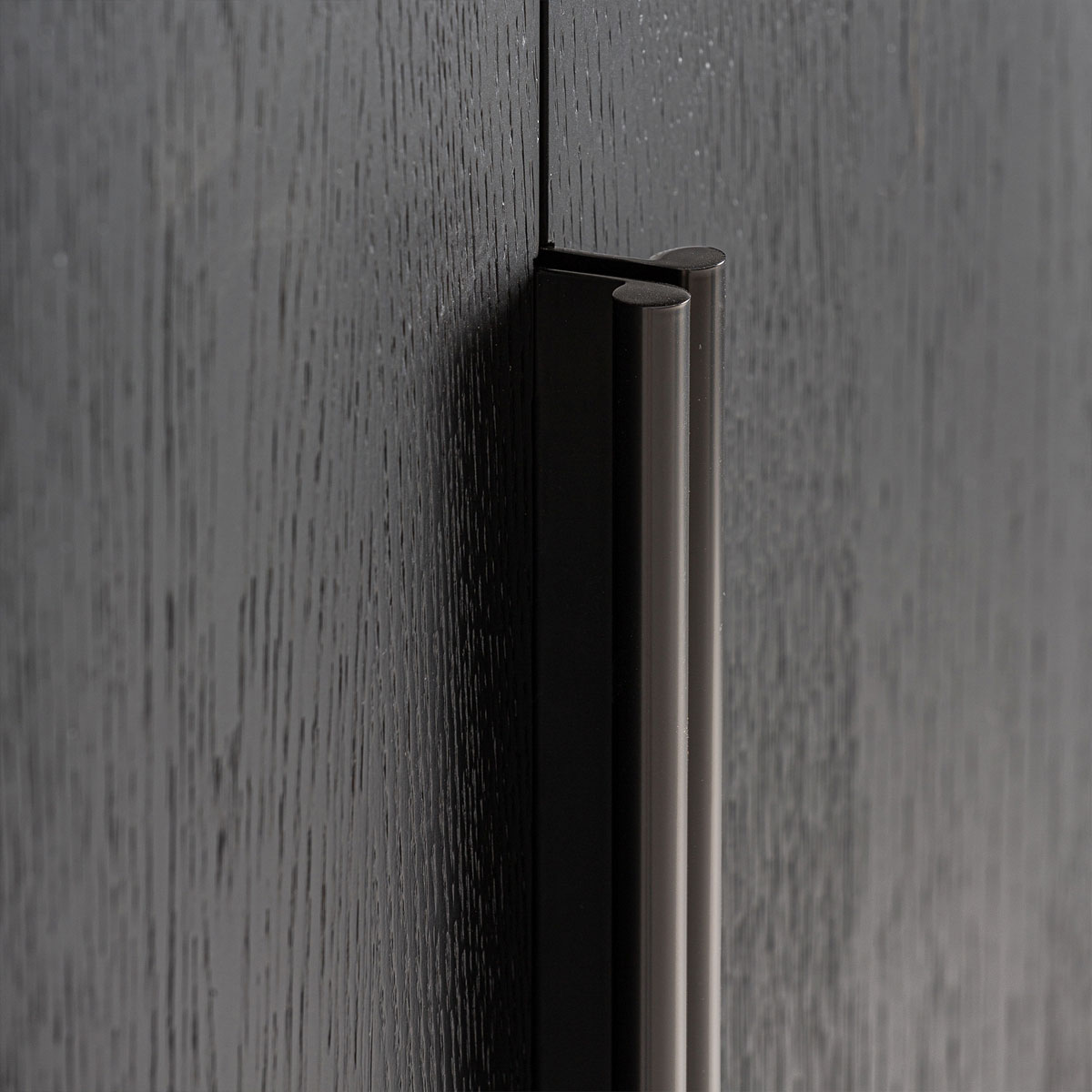 Buffet haut bois de chĂȘne noir 148 cm TRAVIS â Image 7