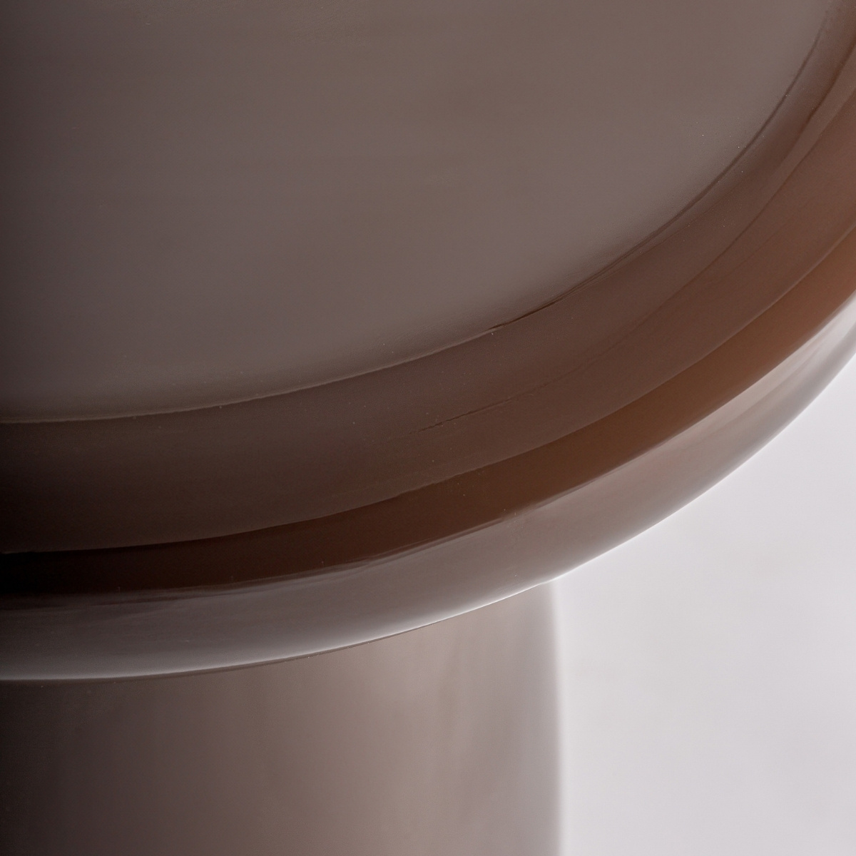 Table d'appoint champignon laquée marron – Image 3