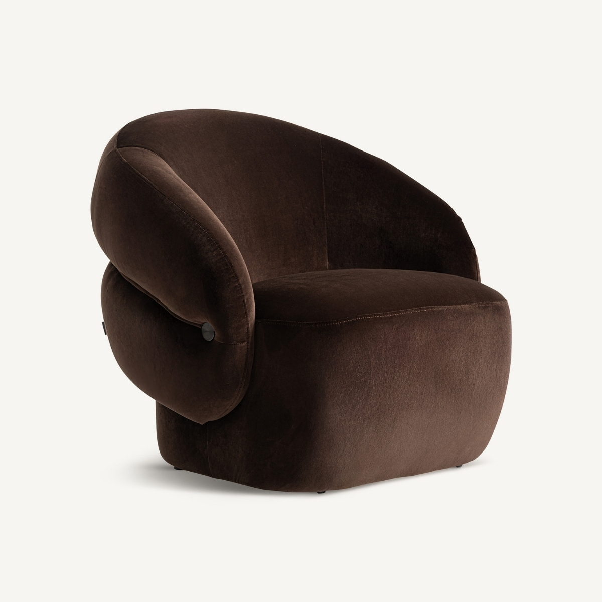côté du fauteuil enveloppant en velours