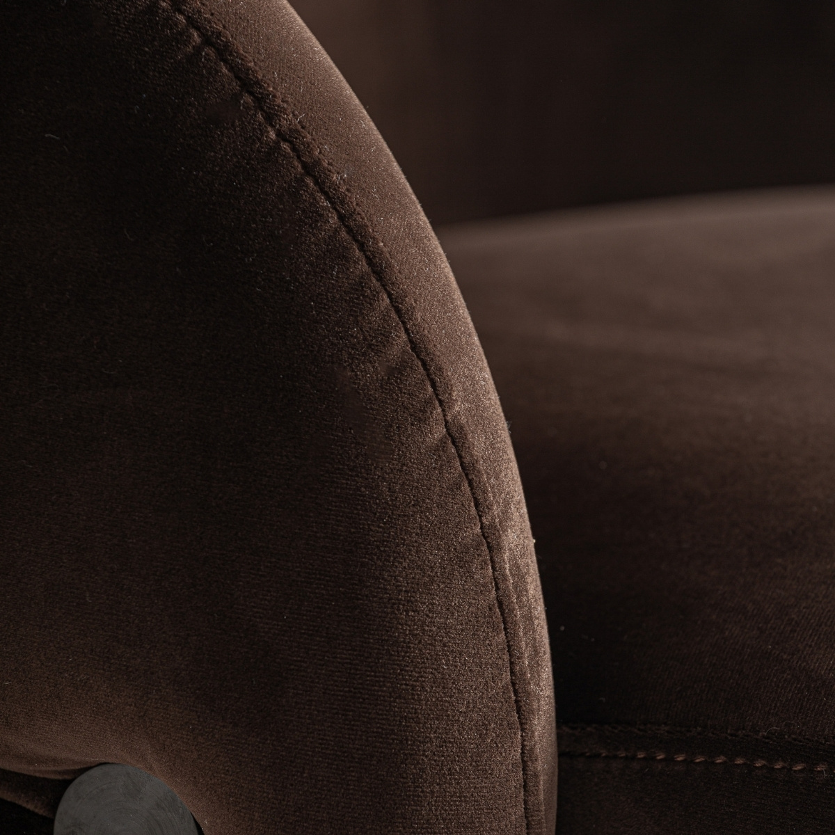 Fauteuil design velours chocolat – Image 3