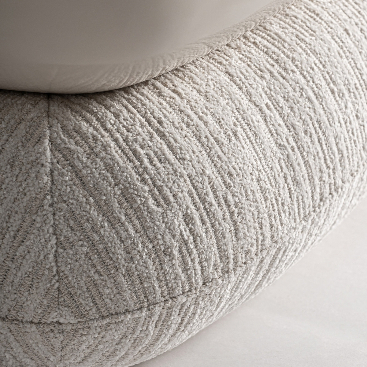 Table d'appoint rotative laquée beige et tissu – Image 5