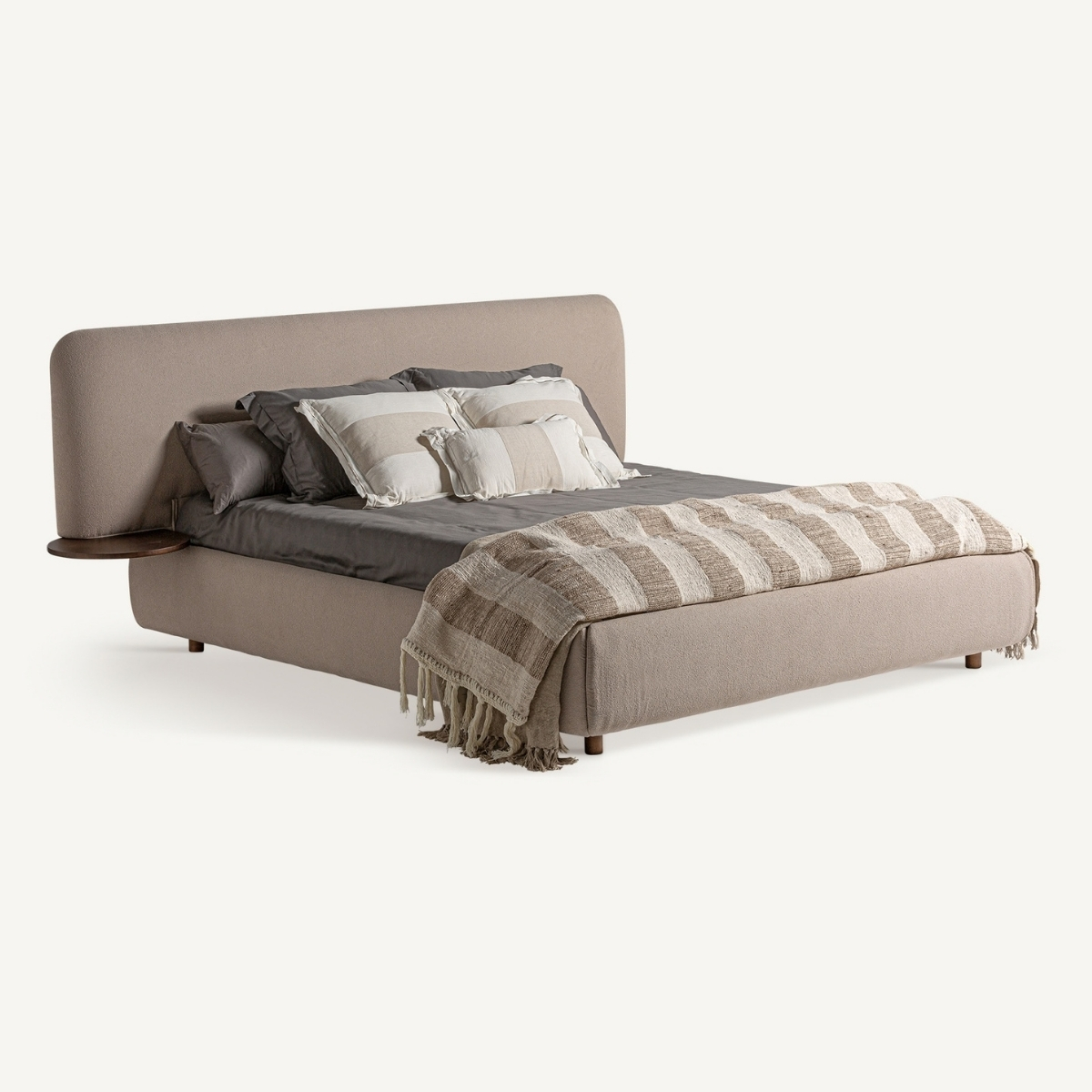 Grand lit double en tissu bouclé beige et tablettes intégrées