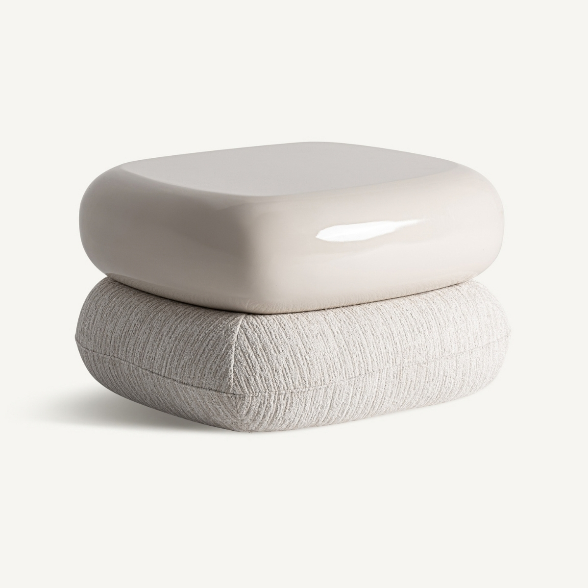 Bout de canapé carré en beige laqué et tissu