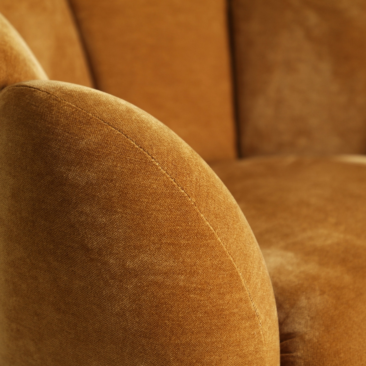 Fauteuil coquillage velours ocre orangé 91 cm – Image 6
