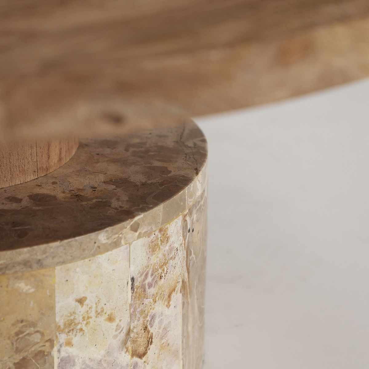 Table basse en bois et marbre beige 90 cm – Image 3