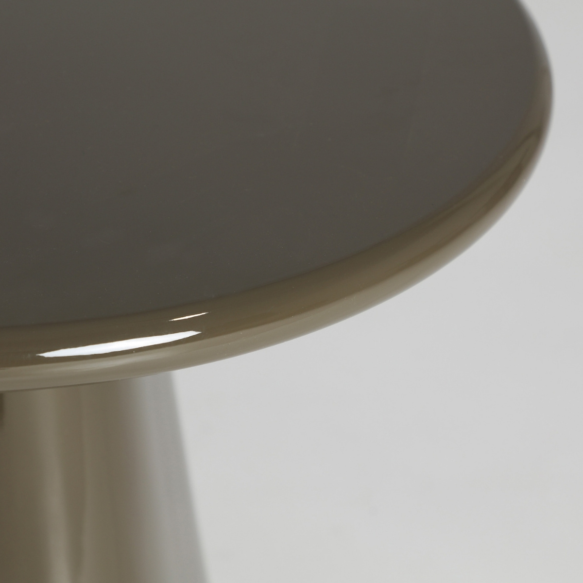 Table basse ronde laquée vert olive 60 cm – Image 3