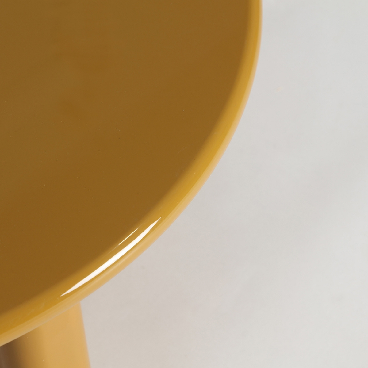Table basse laquée jaune moutarde 80 cm – Image 3