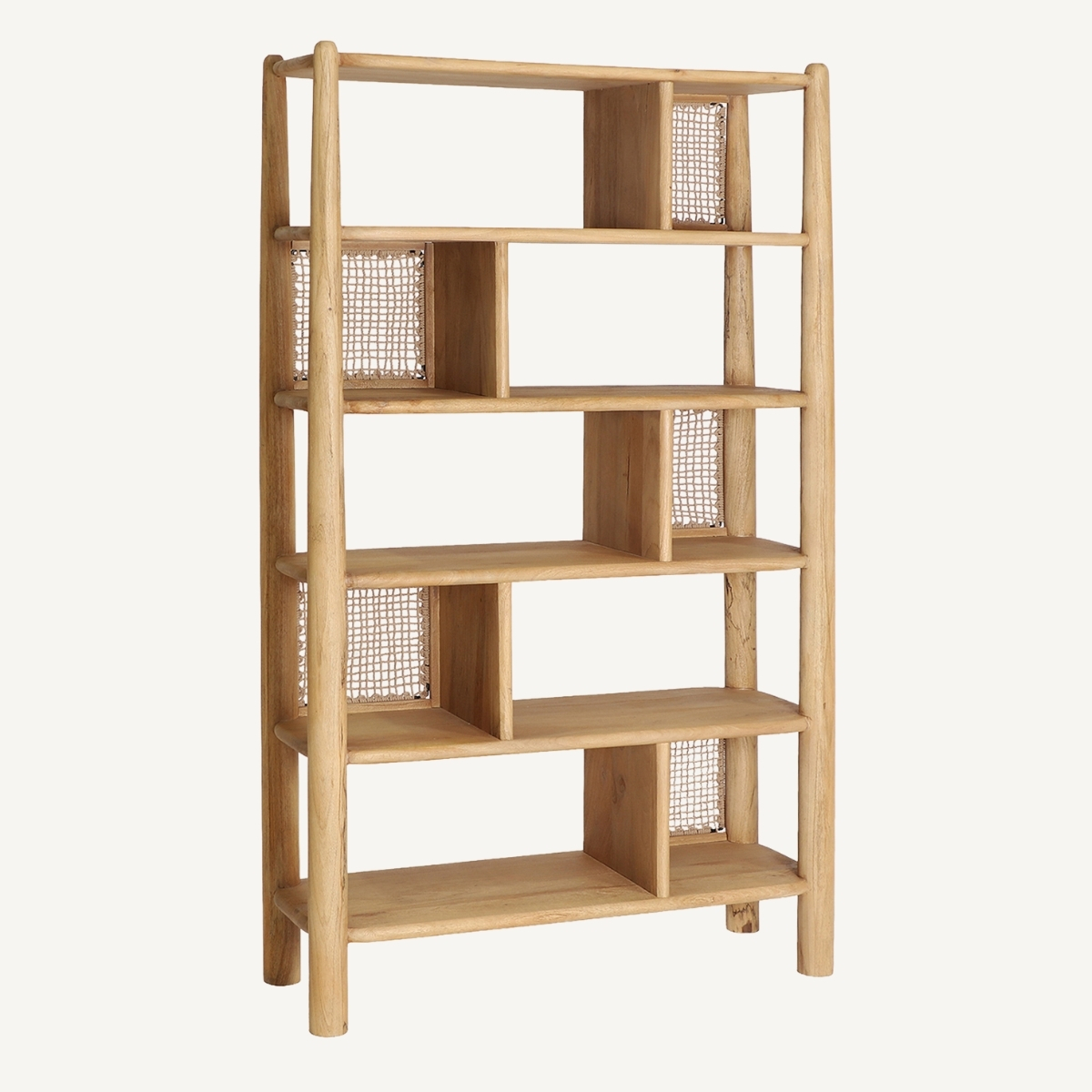 grande bibliothèque en bois avec étagères asymétriques