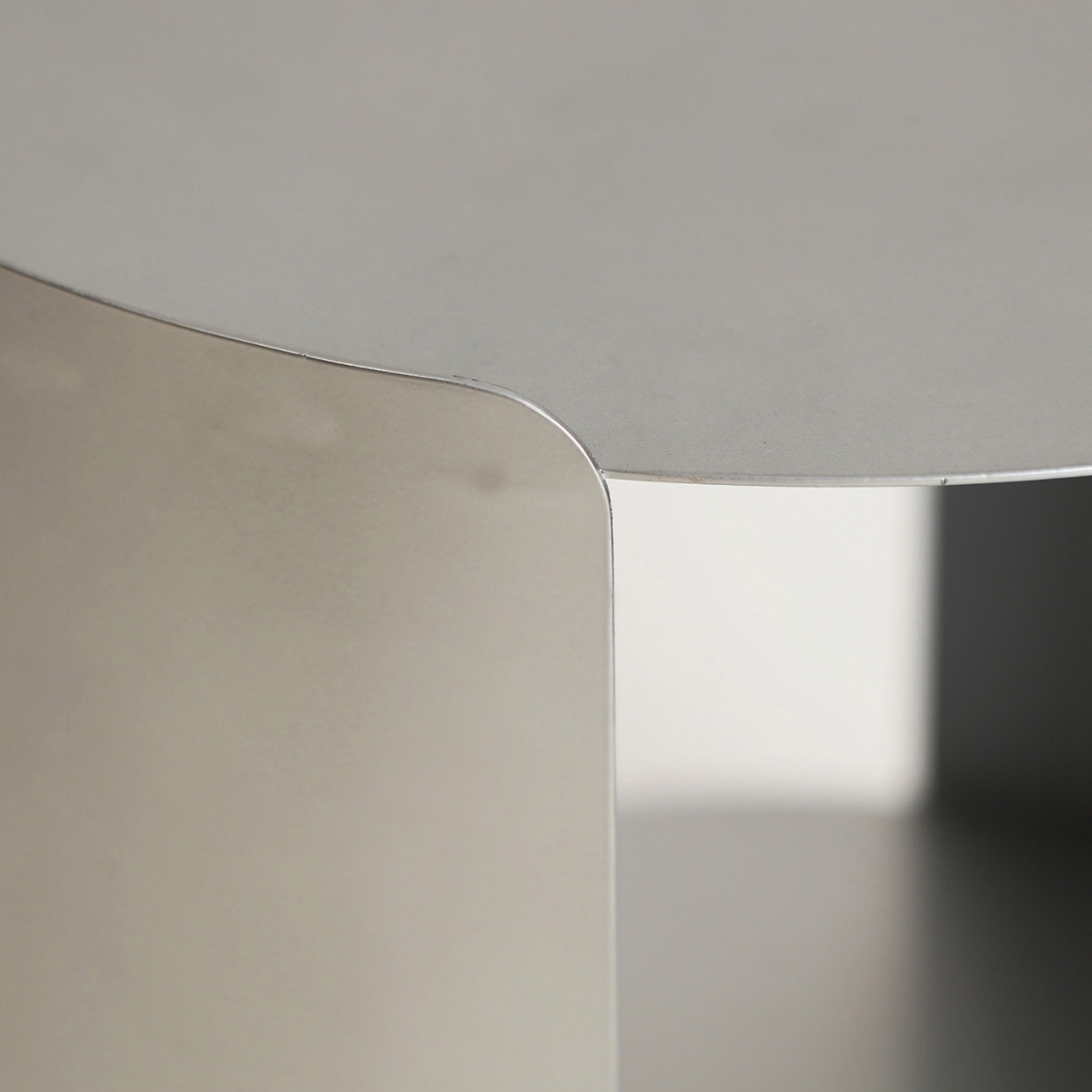 Table basse minimaliste en métal argenté – Image 4
