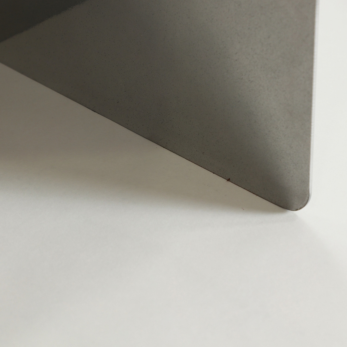Table basse minimaliste en métal argenté – Image 5