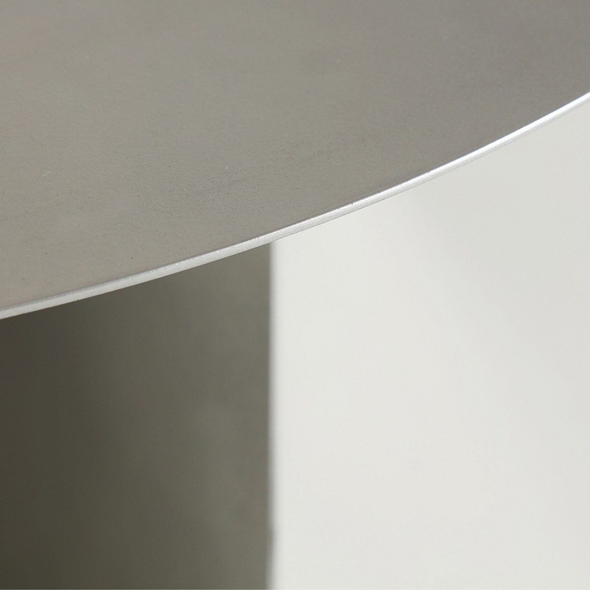 Table basse minimaliste en métal argenté – Image 3