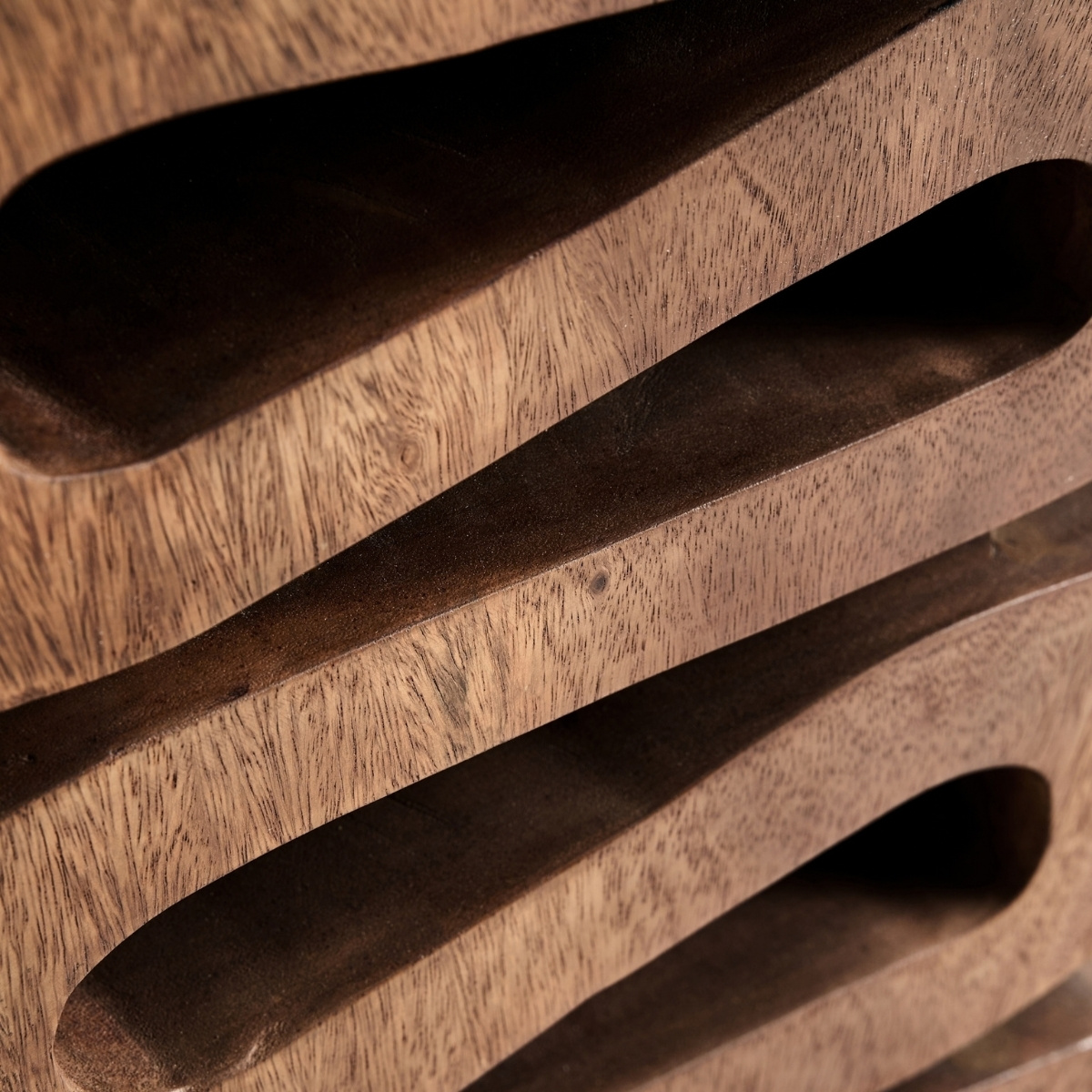 Table d'appoint sculpturale en bois massif – Image 3