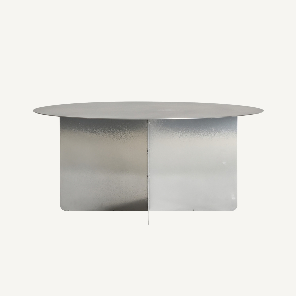 table basse minimaliste en métal argenté mat