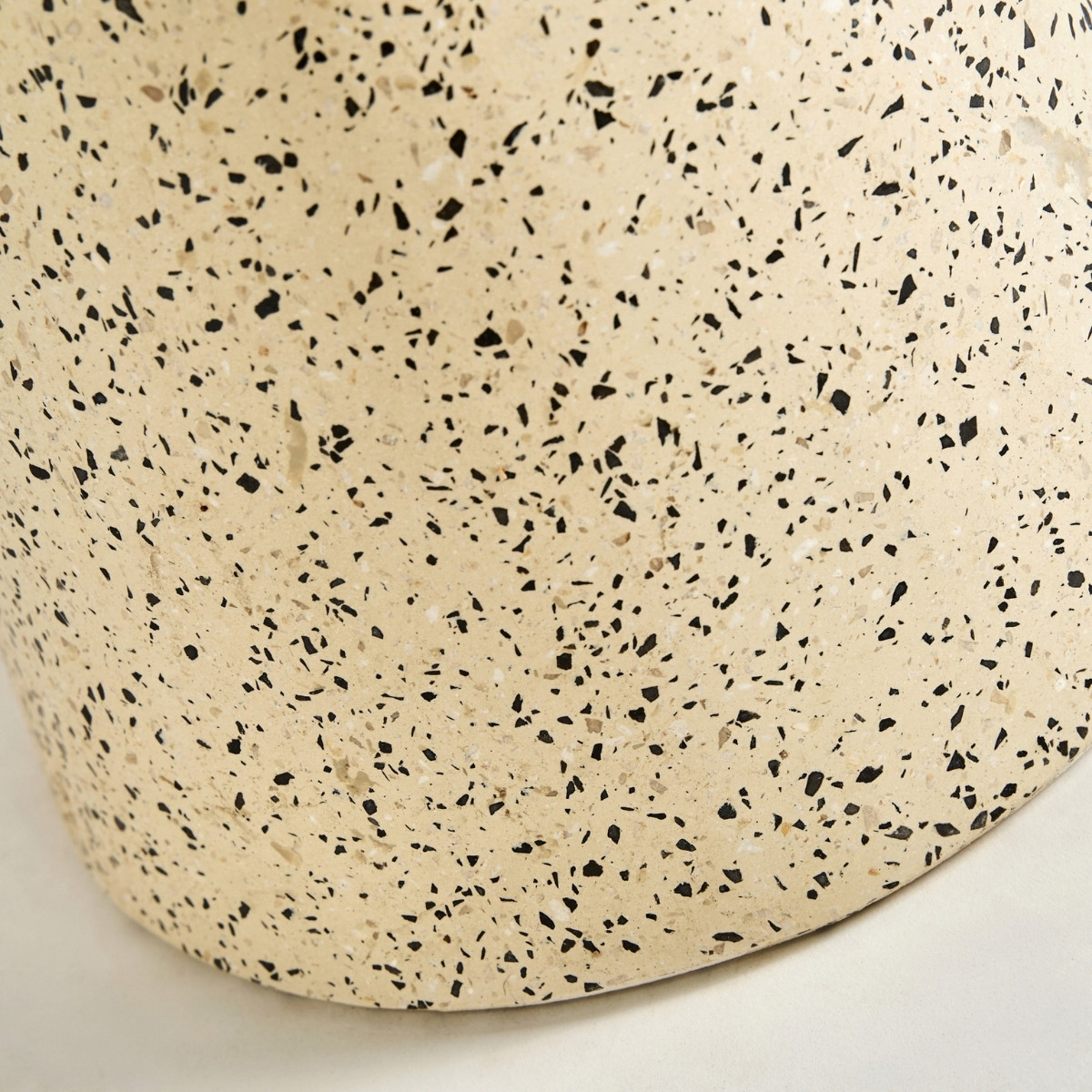Table d'appoint en terrazzo jaune moucheté – Image 3