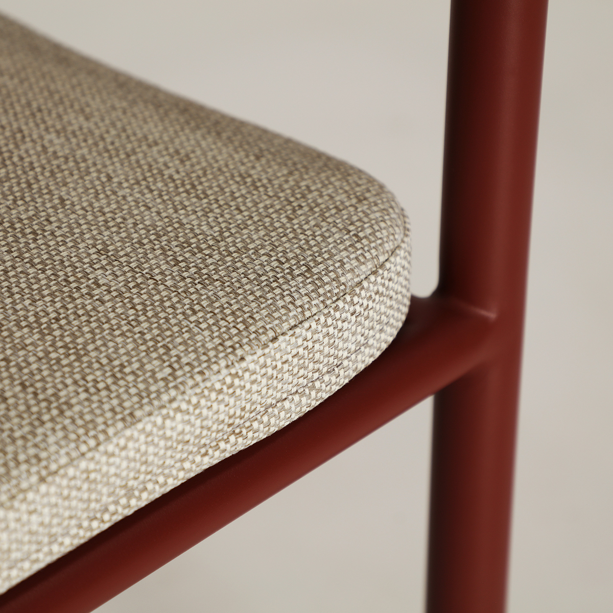 Chaise en tissu polyester beige et rouge 58 cm — vue complémentaire 4