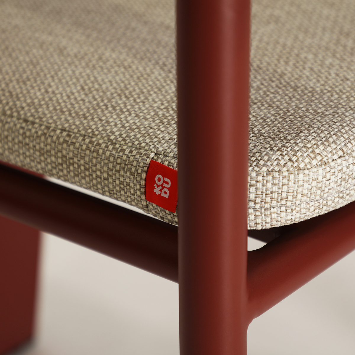 Chaise en tissu polyester beige et rouge 58 cm — vue complémentaire 6