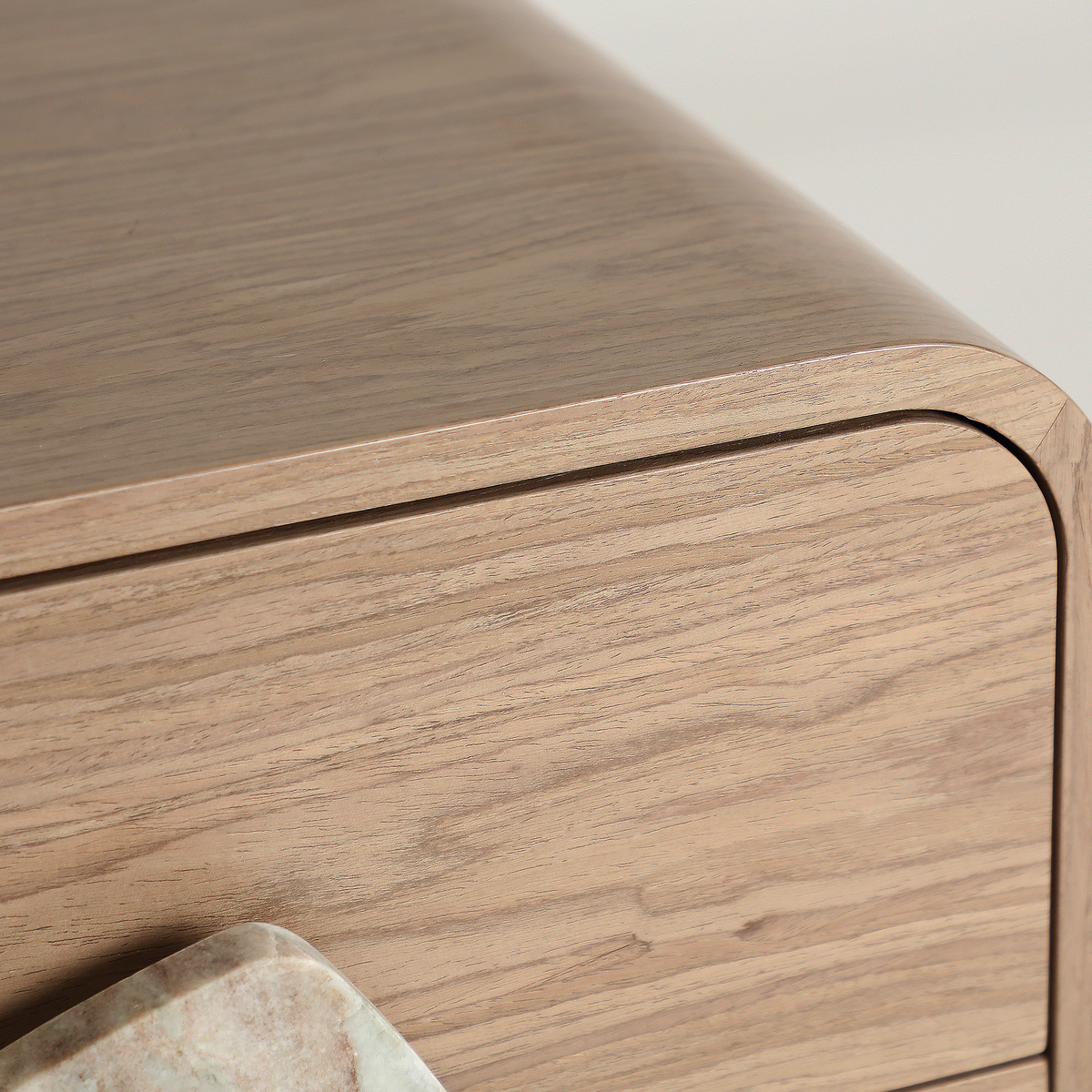 Table de nuit en placage de noyer beige et tons neutres 55 cm — vue complémentaire 5