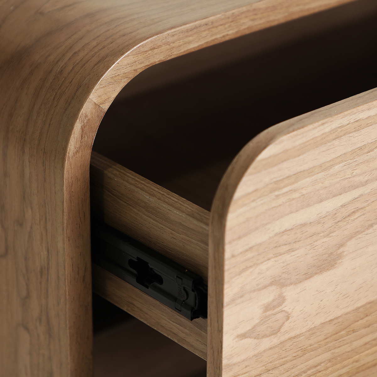 Table de nuit en placage de noyer beige et tons neutres 55 cm — vue complémentaire 6