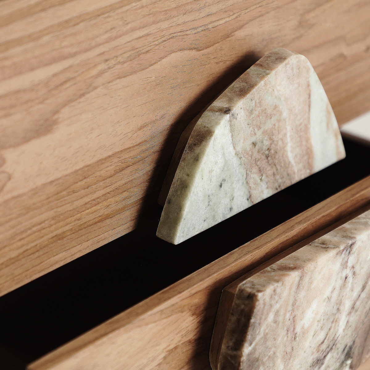 Table de nuit en placage de noyer beige et tons neutres 55 cm — vue complémentaire 7