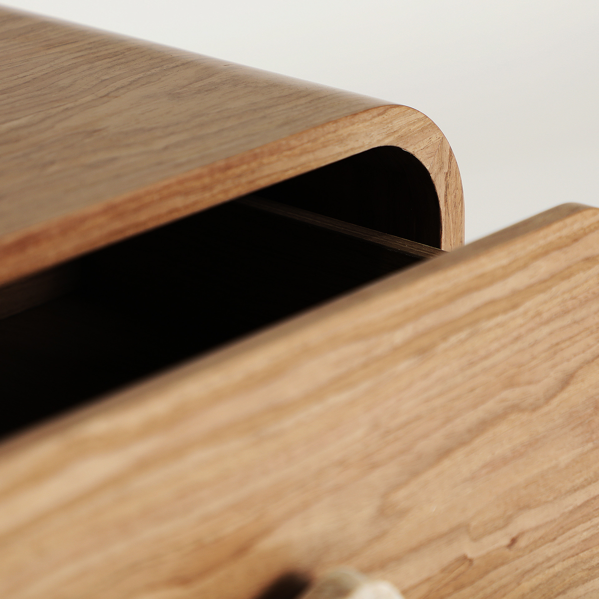 Table de nuit en placage de noyer beige et tons neutres 55 cm — vue complémentaire 8