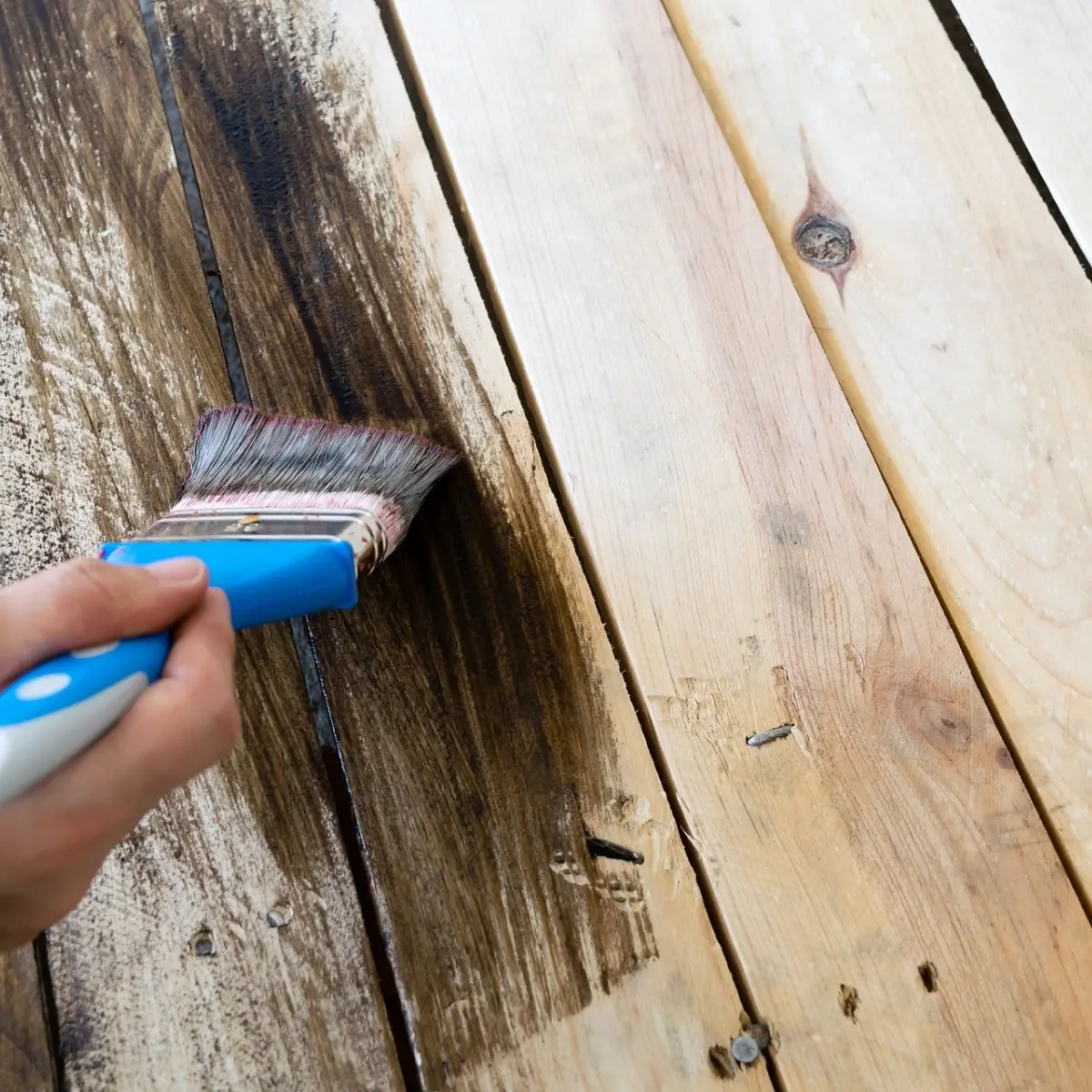 Peinture sur meuble en bois