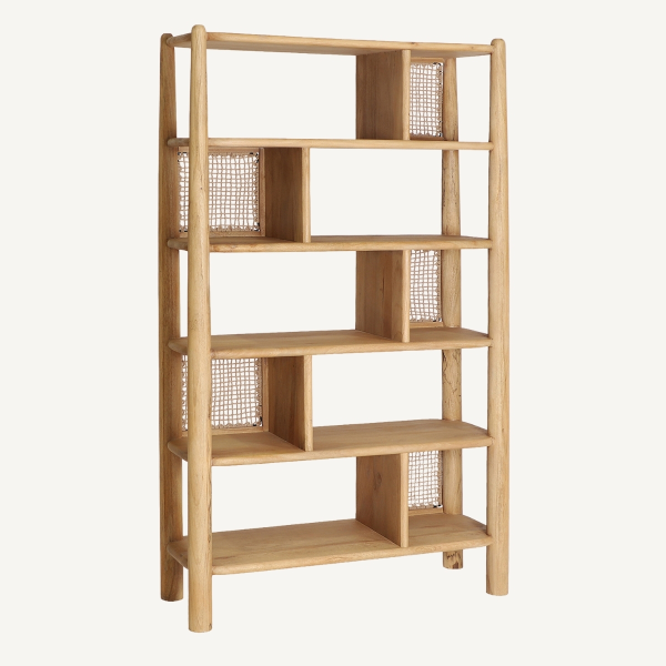 grande bibliothèque en bois avec étagères asymétriques